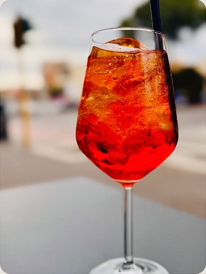 Spritz rosso servito in calice