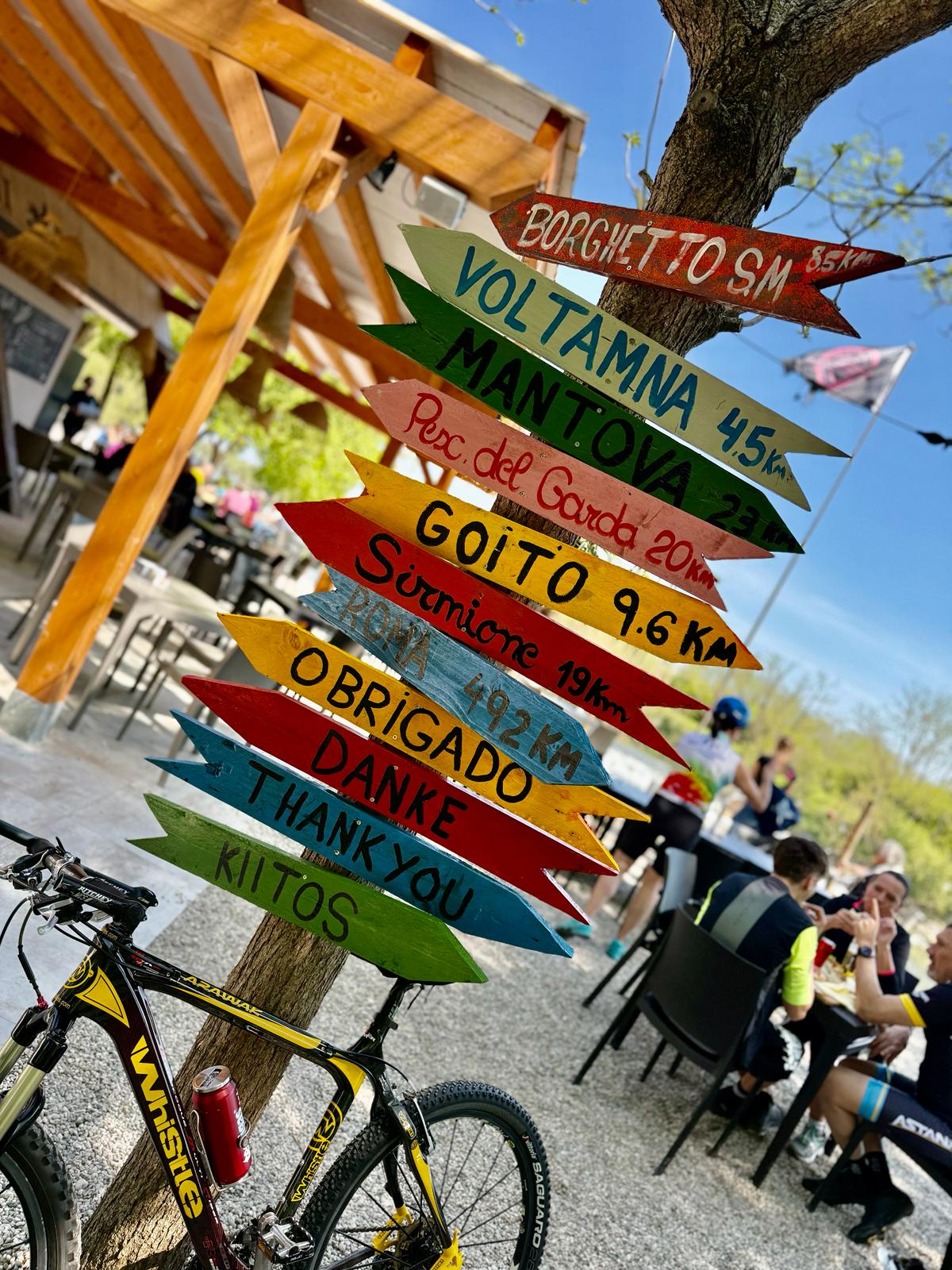 Cartelli colorati e biciclette vicino al chiosco