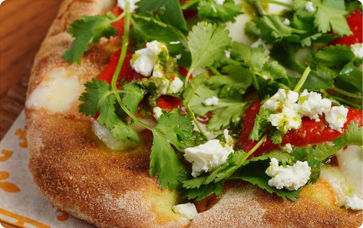 Pinsa con verdure, formaggio fresco ed erbe