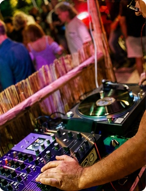 Console DJ con vinile durante una serata