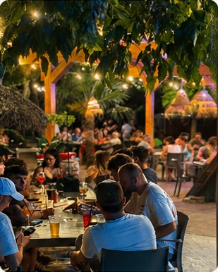 Tavolata di amici all'aperto