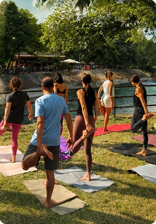Gruppo di persone durante una pratica yoga nel verde